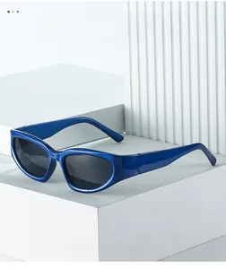 Détail de lunettes de soleil sport œil de chat bleues avec monture brillante et verres sombres