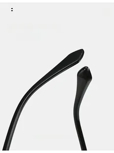Détail des branches de lunettes noires brillantes pour un port ergonomique