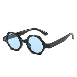 Lunettes de soleil hexagonales noires avec verres bleu clair et rivets argentés