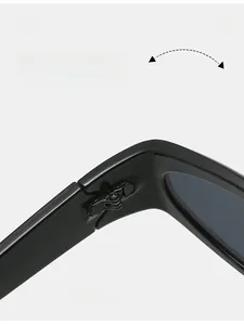 Détail des charnières durables sur lunettes de soleil œil de chat noires style Y2K