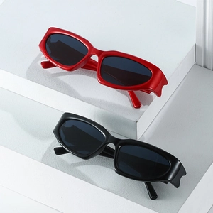 Lunettes de soleil œil-de-chat Y2K rouges et noires sur des marches géométriques