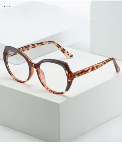 Detailansicht der TR90 Brille in Katzenaugen-Optik mit Leo-Muster auf weißem Podest
