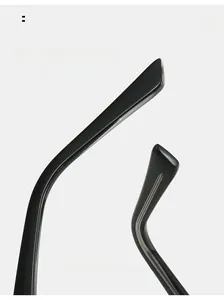 Detail der geschwungenen TR90 Brillenbügel mit ergonomischem Design und glänzendem Schwarz