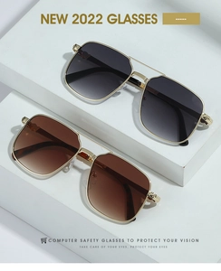 Détail de lunettes de soleil carrées vintage avec double pont et verres dégradés