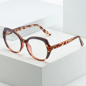 Schicke TR90 Cat-Eye Blaulichtfilter Brille mit Schildpattmuster auf weißem Sockel