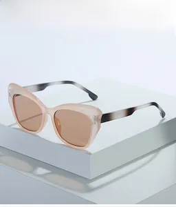 Dettaglio di occhiali da sole cat-eye rosa con stanghette sfumate su base