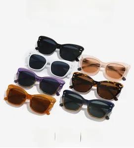 Vista piatta di occhiali da sole cat-eye in sette colori con dettagli di rivetti
