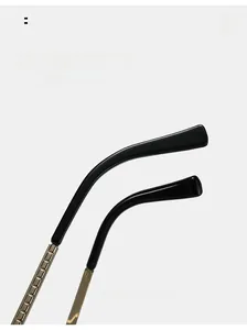 Détail des branches ergonomiques courbées et des montures métalliques de lunettes