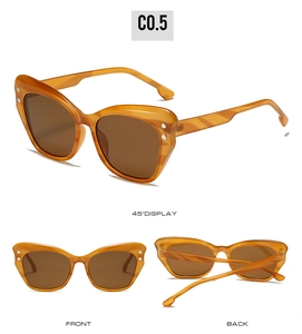 Tre viste di occhiali da sole retro cat eye con montatura ambra e lenti marroni