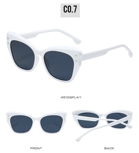 Occhiali da sole cat-eye bianchi con lenti scure e dettagli con borchie argentate
