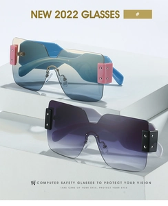 Détail de lunettes de soleil sans monture oversize avec verres dégradés bleu-rose et rivets