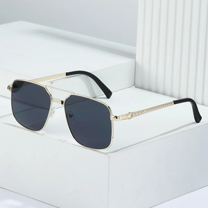 Lunettes de soleil aviateur carrées en métal doré avec verres gris sur fond blanc