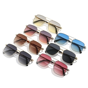 Lunettes de soleil carrées rétro en métal avec verres dégradés et double pont