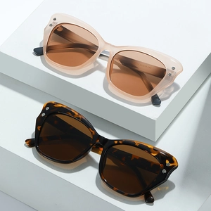 Set di occhiali da sole cat-eye con montatura champagne e tartarugata su podi