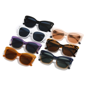 Set di 7 occhiali da sole retrò cat-eye in colori assortiti con rivetti metallici