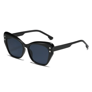 Occhiali da sole cat-eye neri con lenti scure e piccoli dettagli in metallo argento