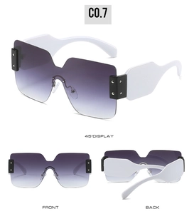 Trois angles de lunettes de soleil sans monture avec verres dégradés violets et branches blanches