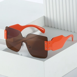 Lunettes de soleil carrées sans monture à larges branches oranges sur présentoir