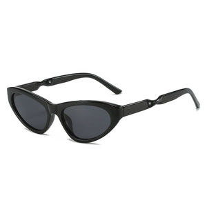Occhiali da sole neri cat-eye stile Y2K con stanghette ondulate e lenti UV400