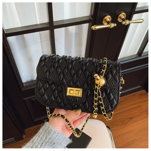 Détail du sac bandoulière plissé noir avec fermoir doré et bandoulière en chaîne métal
