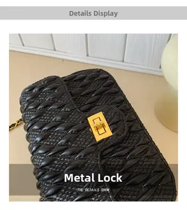 Détails de la texture en cuir matelassé noir et du fermoir doré de ce sac à main chic