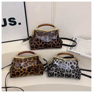 Trois sacs à main élégants à motif léopard en marron, jaune et gris avec poignées bois
