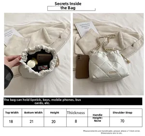Size chart showing 21cm width and 20cm height for white quilted chain shoulder bag
