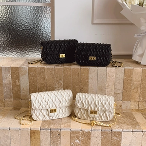 Sac à Épaule en Chaîne Matelassé pour Femmes Mode Urbaine Simple en Cuir PU Avec Fermoir Rotatif à Boule Dorée