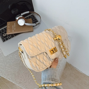 Sac bandoulière beige matelassé chic avec chaîne dorée et détail de boule en métal