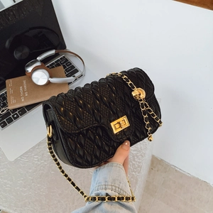 Sac bandoulière matelassé noir classique avec chaîne dorée et fermoir pivotant