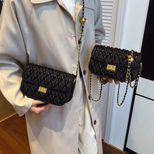 Sac à main matelassé noir élégant avec chaîne dorée et texture raffinée