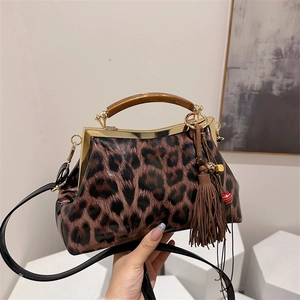 Sac léopard pour femme avec poignée ambre, cadre doré et détails à franges stylés