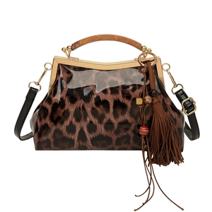 Sac à main vintage à motif léopard avec finition brillante et poignée en ambre marbré