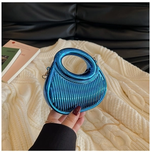 Détail d'un mini sac de soirée bleu métallisé à rayures et chaîne dorée