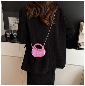 Mini sac à main en acrylique rose métallique avec relief et bandoulière dorée