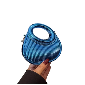 Mini sac de soirée bleu électrique métallisé avec rayures 3D et poignée ronde