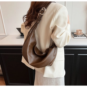 Details der dunkelbraunen Hobo-Tasche mit verstellbarer Silberschnalle am Schultergurt