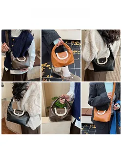 Détail du sac à bandoulière avec bordure en similicuir et coutures contrastées en trois tons