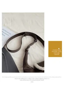 Détail du sac en cuir marron foncé avec bordure en simili mouton et bandoulière large