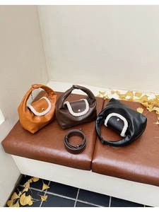 Trois sacs à main en orange, marron et noir avec des détails en polaire de mouton