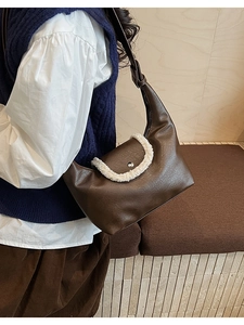 Détail du sac bandoulière en similicuir avec bordure en polaire blanche et fermoir