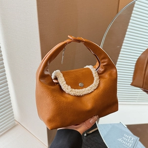 Sac à main en similicuir caramel avec bordure en fausse fourrure et boucle argentée