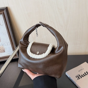 Sac à main en similicuir marron avec bordure contrastée en peau de mouton et fermoir