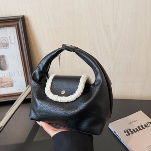 Sac hobo croissant noir minimaliste avec bordure en peluche blanche et boucle argent