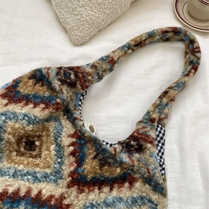 Détail du sac cabas en peluche avec motif à carreaux colorés et fermoir en métal aimanté