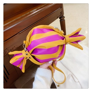 Vue détaillée du sac bandoulière rayé jaune et rose en forme de bonbon avec fermeture