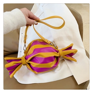 Vue détaillée du sac en forme de bonbon avec rayures jaunes et mauves et design plissé