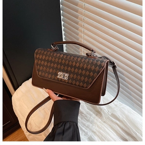Detail of retro contrast color crossbody bag with rhombus pattern and silver metal buckle