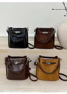 Detailansicht der Eimertaschen mit Ziernaht und metallischem Drehverschluss-Design