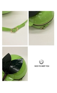 Vues macro du sac en forme de pomme montrant le cuir verni vert et les ferrures dorées